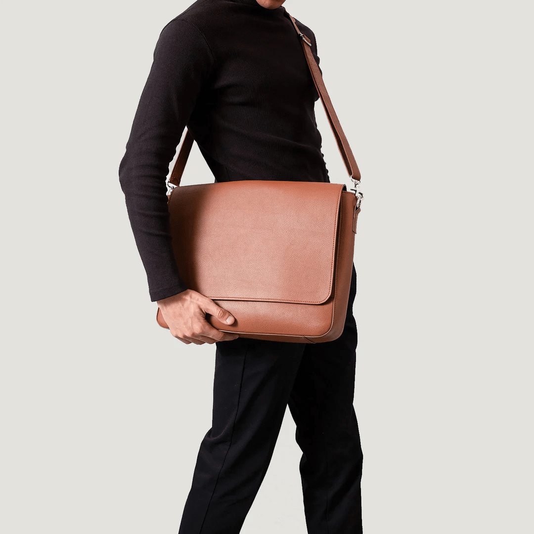 The Carismatico Brown Leather Messenger Bag - Image 4